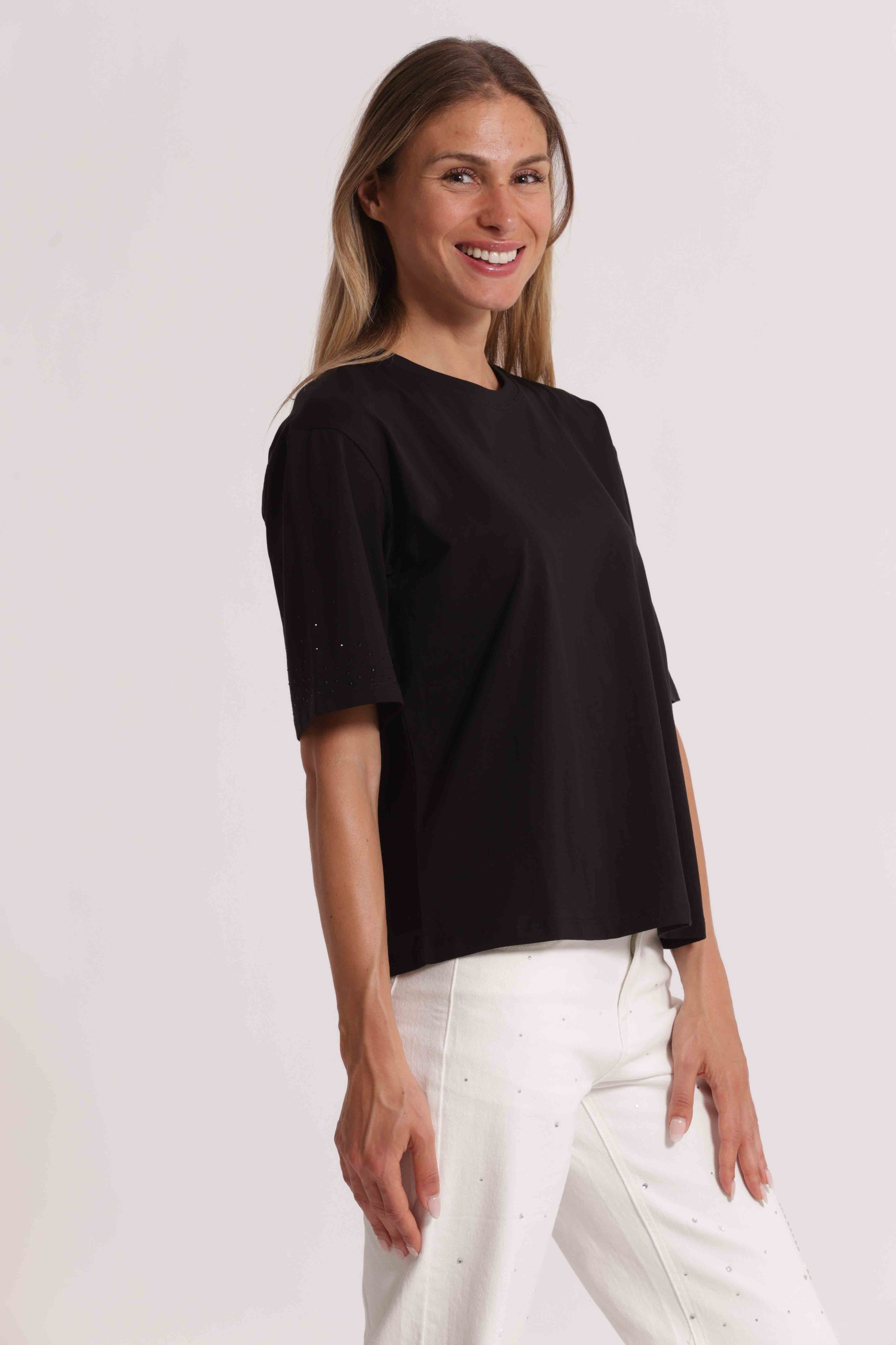 T-SHIRT CON STRASS MANICHE
