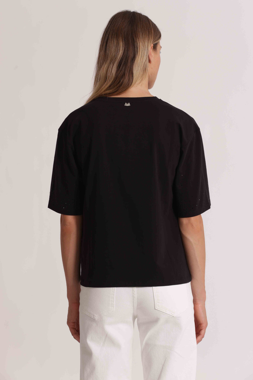 T-SHIRT CON STRASS MANICHE