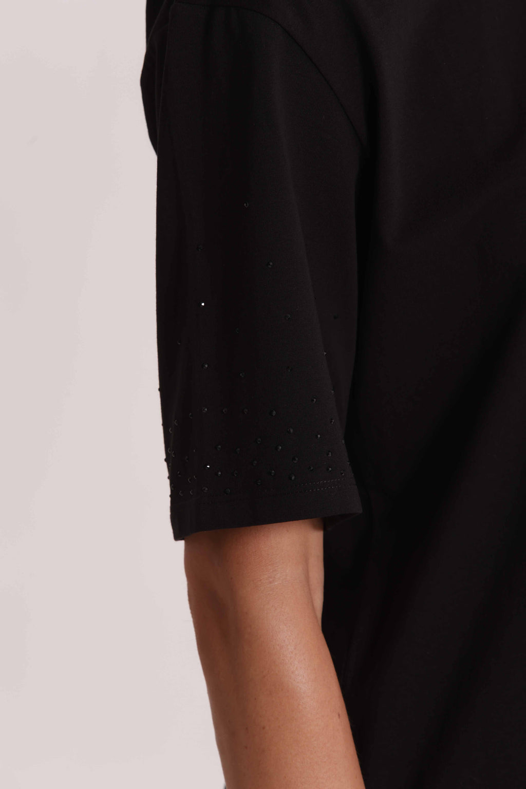 T-SHIRT CON STRASS MANICHE