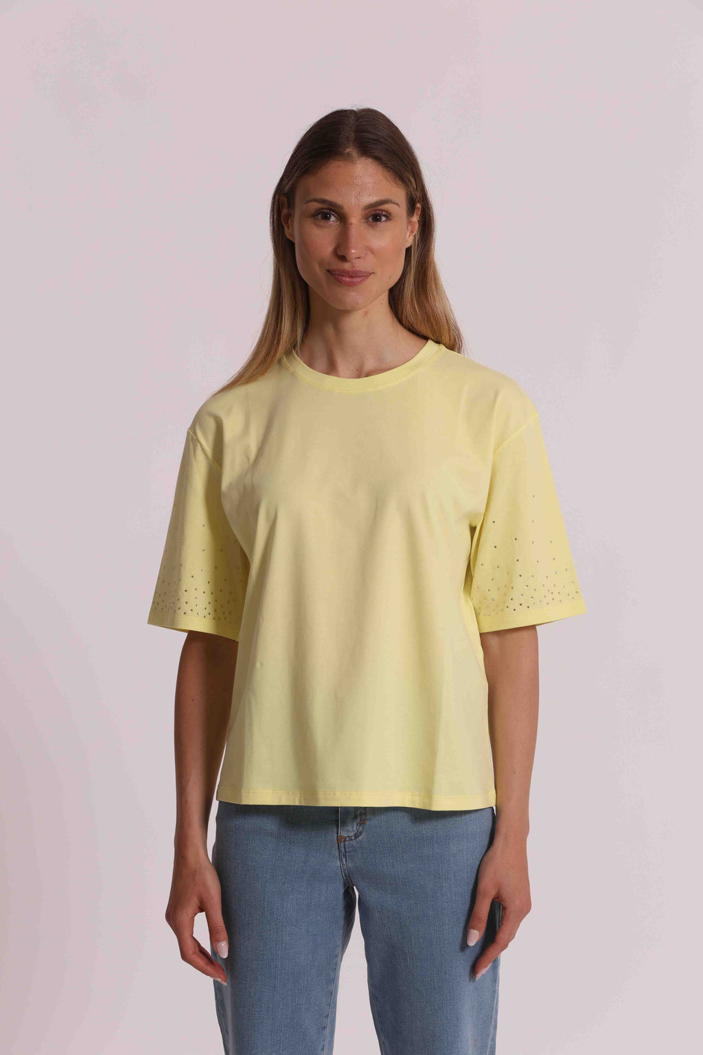 T-SHIRT CON STRASS MANICHE