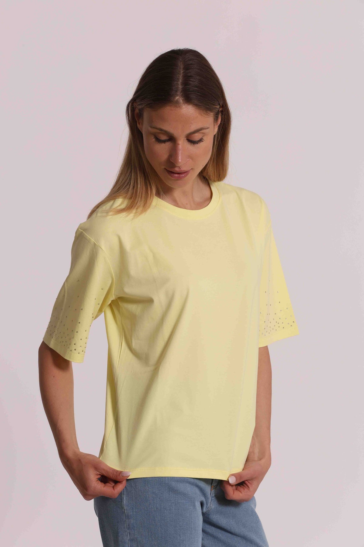 T-SHIRT CON STRASS MANICHE