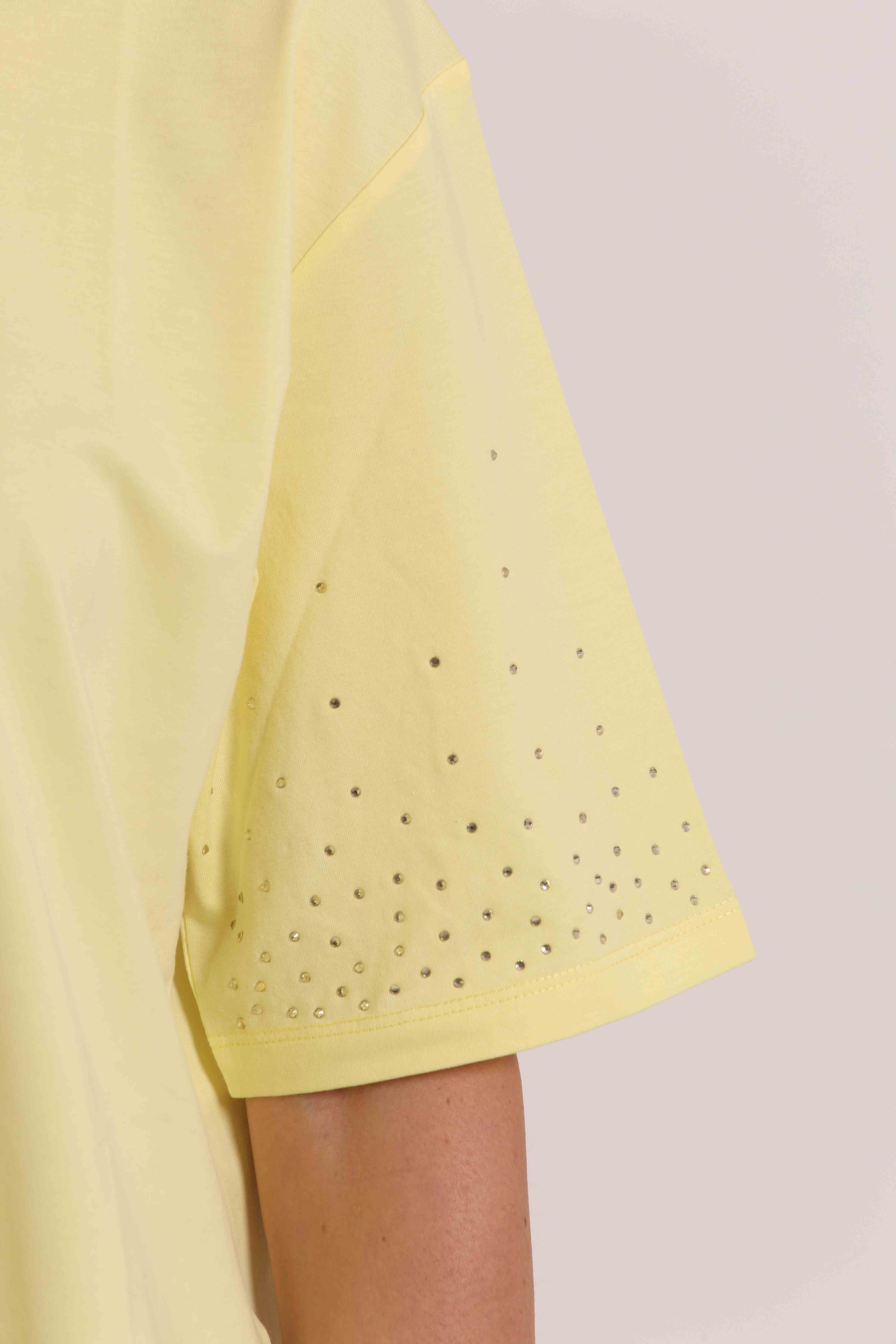 T-SHIRT CON STRASS MANICHE