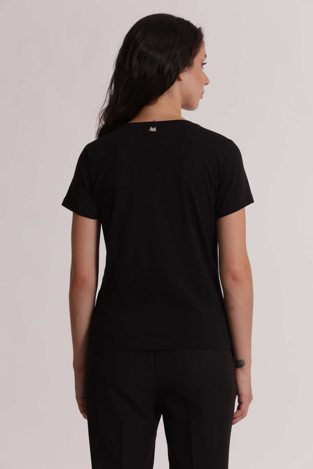 T-SHIRT CON BORCHIETTE