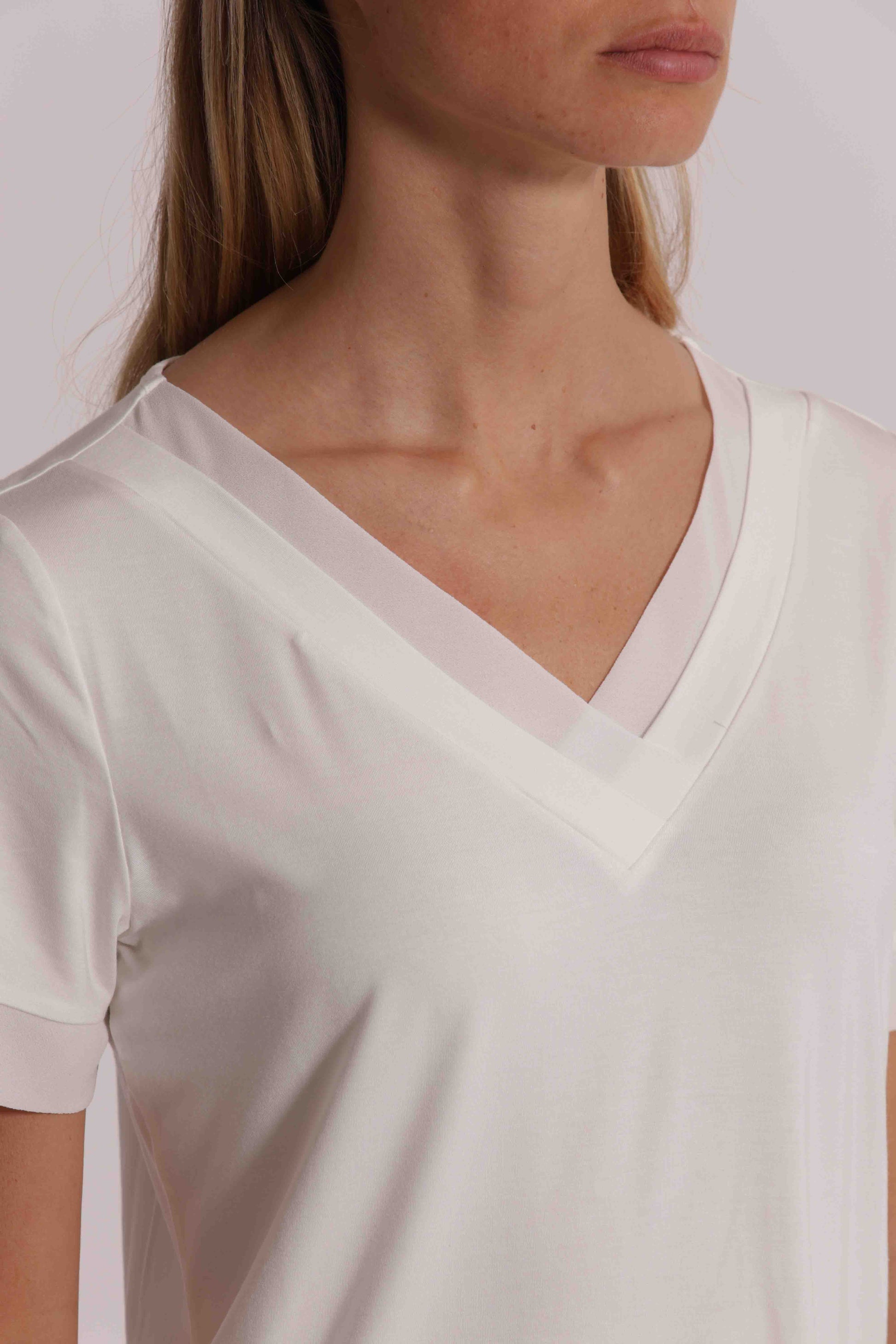 T-SHIRT SCOLLO V DETTAGLI GEORGETTE