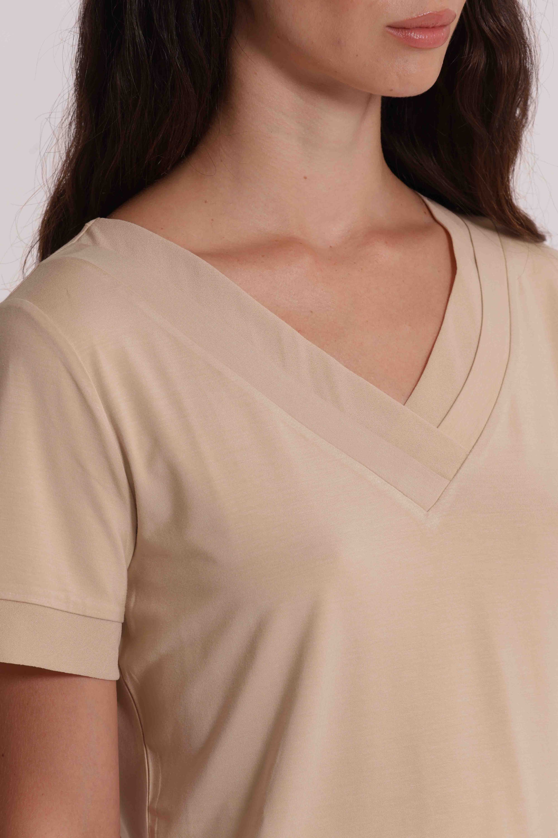 T-SHIRT SCOLLO V DETTAGLI GEORGETTE