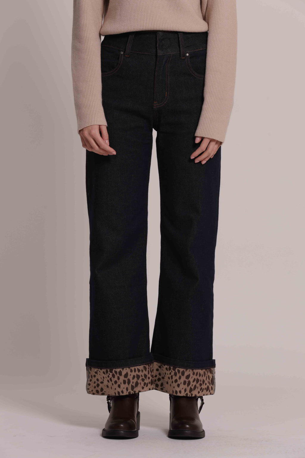 JEANS CON RISVOLTO ANIMALIER