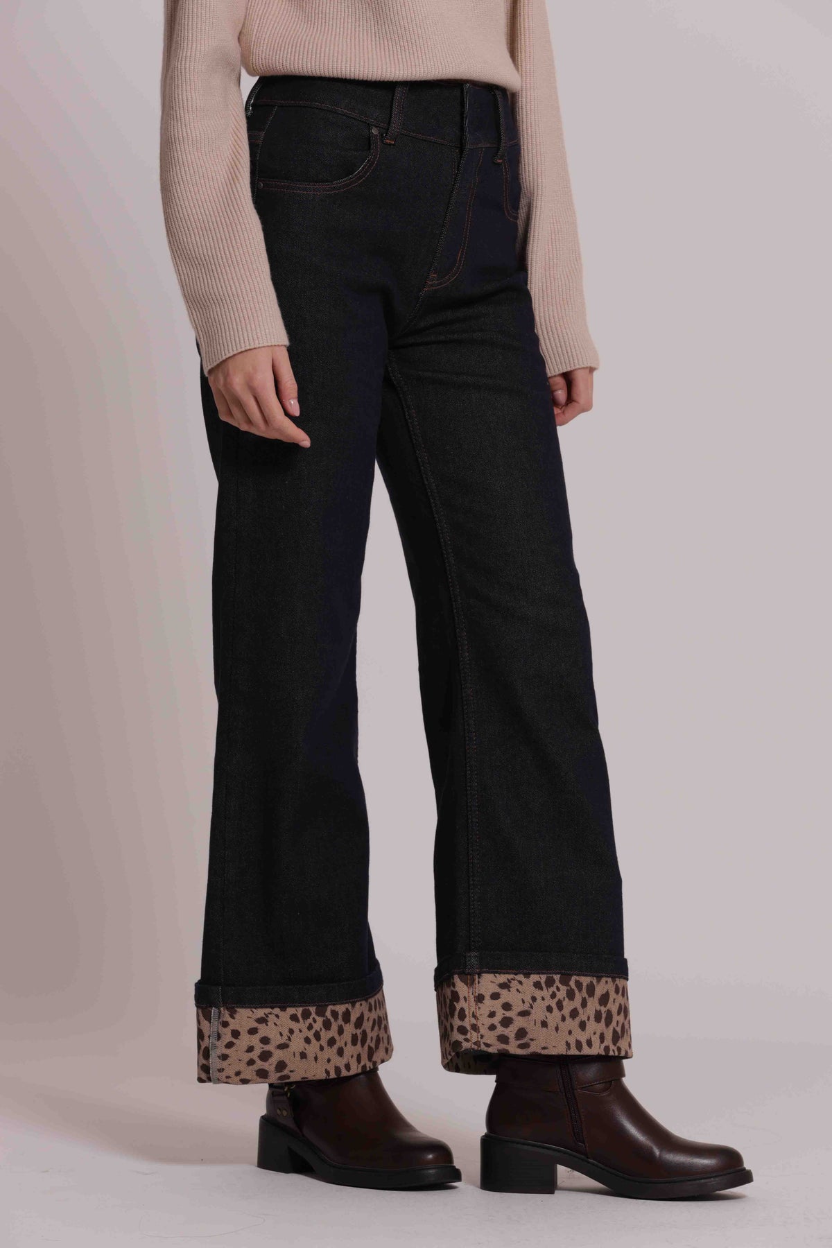 JEANS CON RISVOLTO ANIMALIER