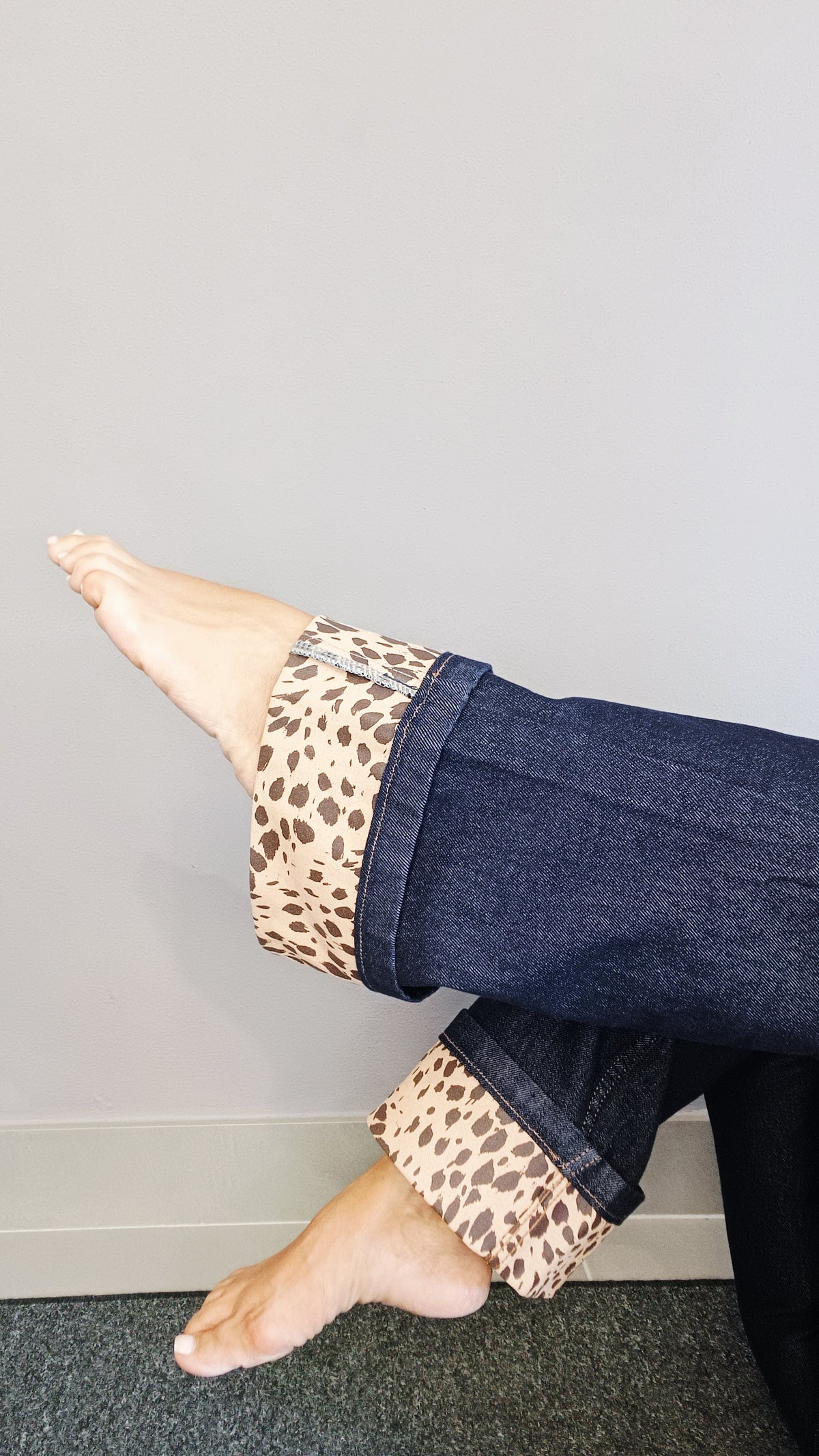 JEANS CON RISVOLTO ANIMALIER
