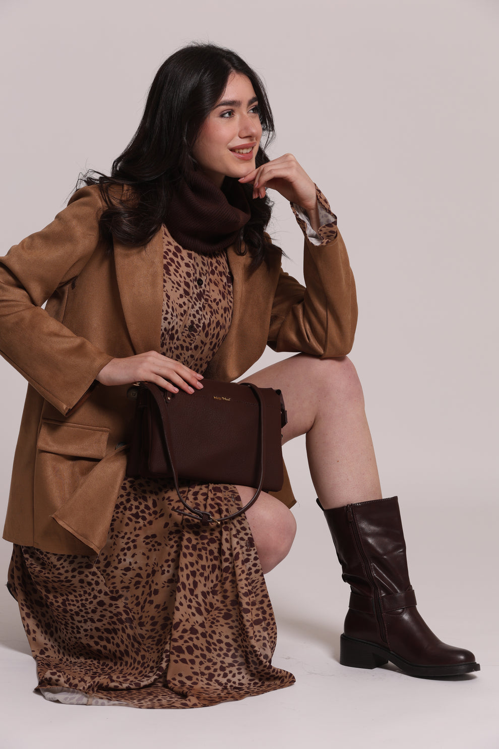 BORSA TRACOLLA CON DETTAGLI CAMOSCIO
