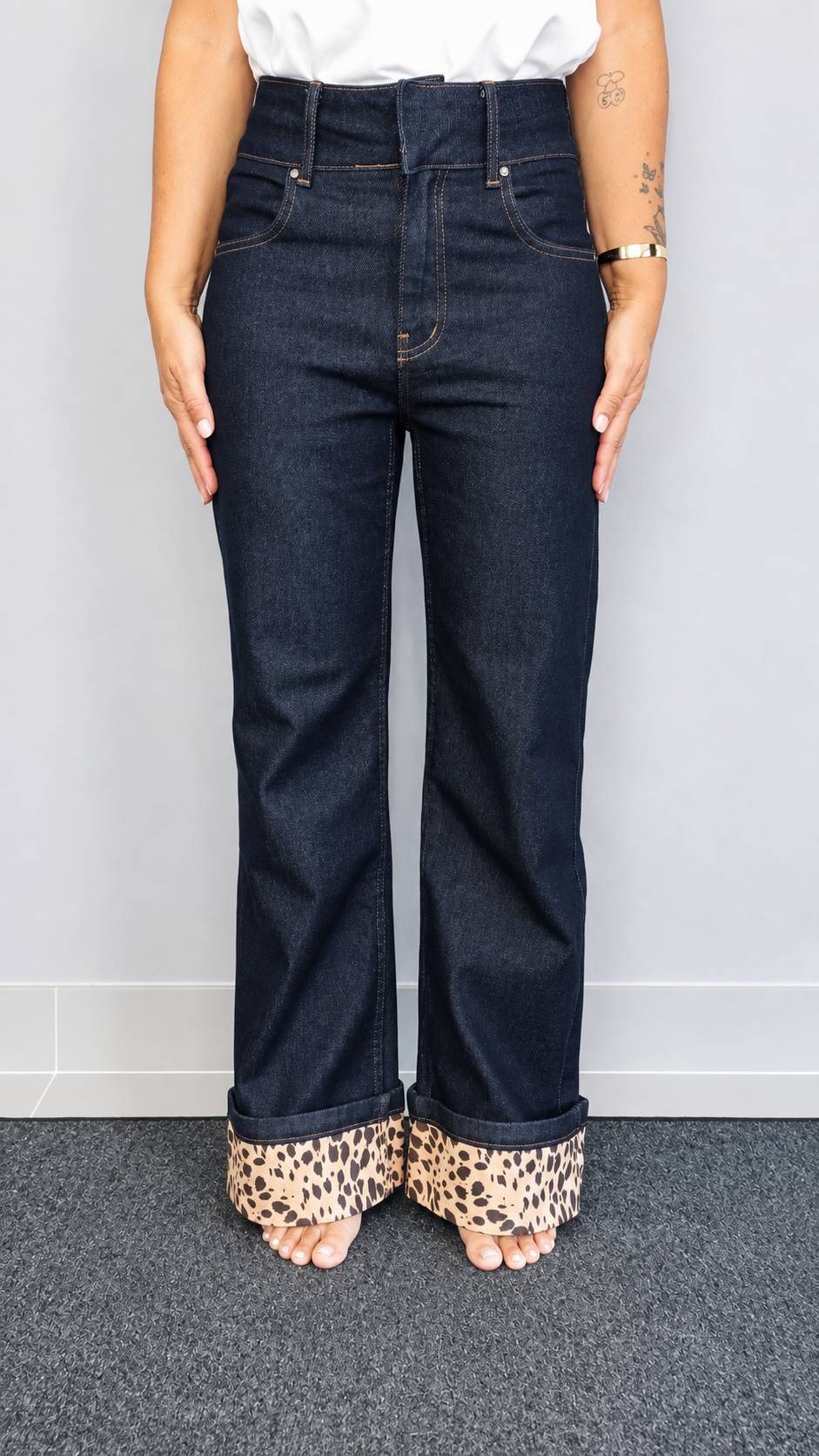 JEANS CON RISVOLTO ANIMALIER